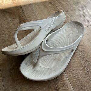 Oofos recovery flip flop. White. W8/EU39